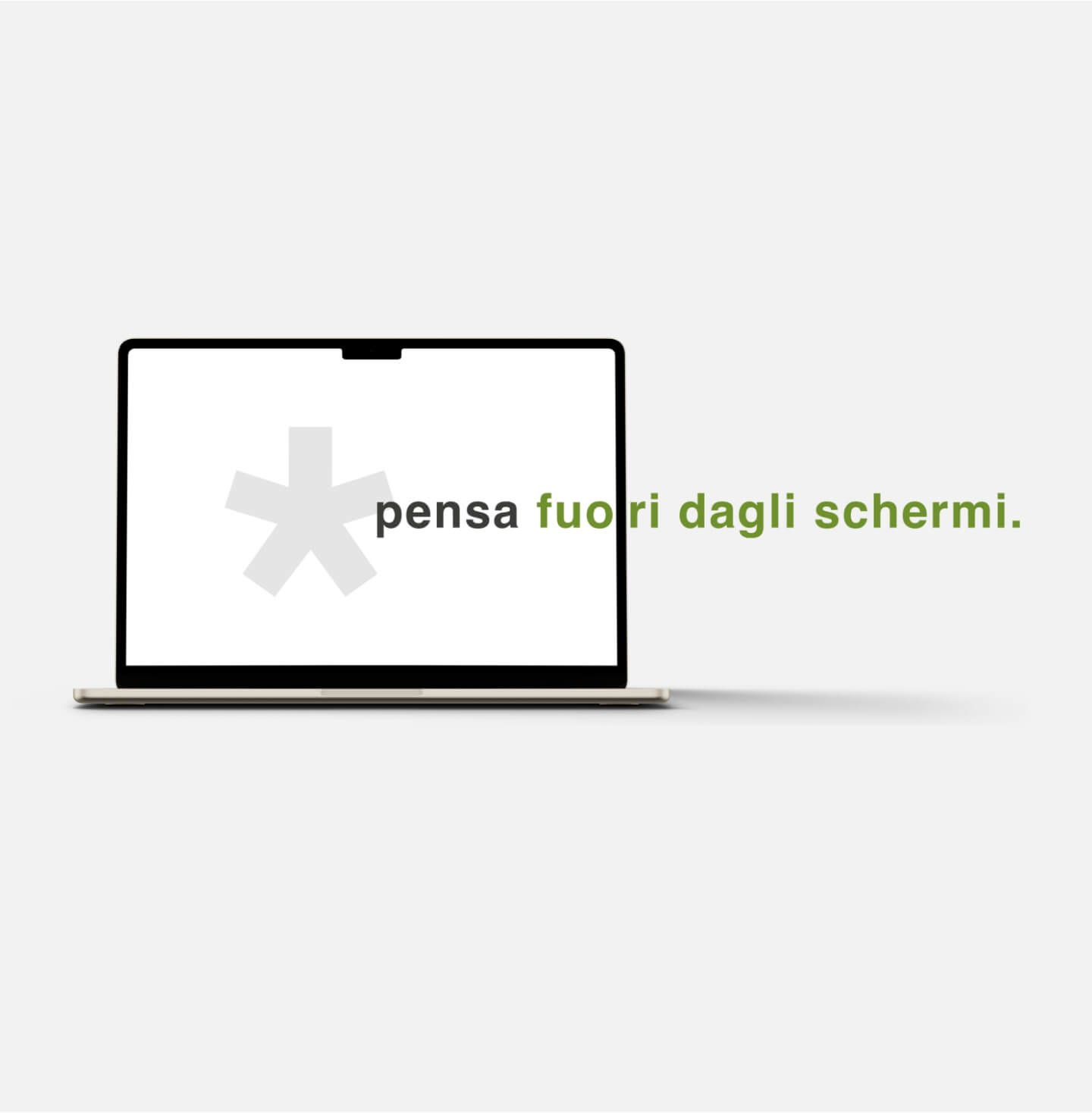 Foto di un laptop su sfondo grigio con un asterisco e il payoff di Ferrari Computer, pensa fuori dagli schermi, che esce dallo schermo.