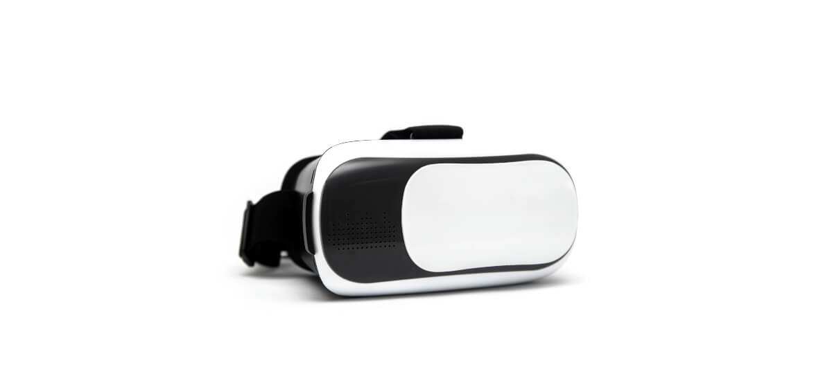 Foto di un visore per la realtà virtuale su sfondo bianco.