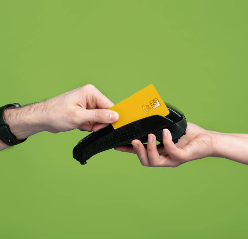 Foto di due mani che eseguono un pagamento elettronico con carta di credito e POS.