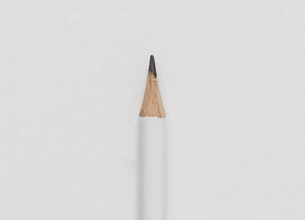 Foto di una matita di colore nera e con corpo di colore bianco.